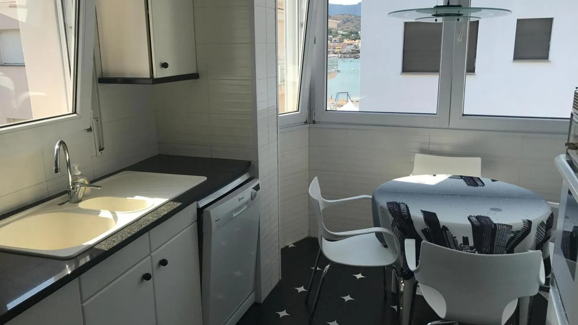 Trafalgar - Apartamento Luminoso Y Muy Amplio En El Mismo Centro Del Puerto De Llanca, A Pocos Metros De La Playa - Es-228-201 España